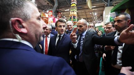 Le président Emmanuel Macron entouré par son service d'ordre, au Salon de l'agriculture, samedi 25 février à Paris. (CHRISTOPHE PETIT TESSON / POOL / POOL / EPA POOL)