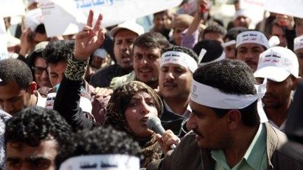 Manifestants yéménites menés par la prix Nobel de la Paix, Tawakkol Karman, devant le palais présidentiel à Sanaa, le 6 février 2014. Ils demandent le retrait de l'accord entre les géants de l'énergie français Total et GDF-Suez et le ministère yéménite du Pétrole. (ALI OWIDHA / ANADOLU AGENCY)