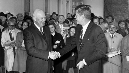 Le président Eisenhower et son sucesseur John F. Kennedy, le 6 décembre 1960 à la Maison Blanche. (AP/SIPA / AP)