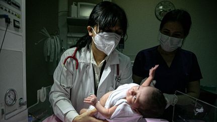 Un bébé ayant contracté le Covid-19 à l'hôpital d'Hatay, en Turquie, le 6 janvier 2022.&nbsp; (CEM GENCO / ANADOLU AGENCY / AFP)