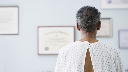 Une m&eacute;decin g&eacute;n&eacute;raliste a lanc&eacute; une p&eacute;tition, d&eacute;but ao&ucirc;t 2012, pour "des chemises d'h&ocirc;pital respectant la pudeur et la dignit&eacute; des patients".&nbsp; (JOSE LUIS PELAEZ INC / BLEND IMAGES / GETTY IMAGES)