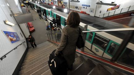 Arr&ecirc;t du m&eacute;tro &agrave; la station Mairie de Clichy apr&egrave;s un vol &agrave; la tire, le 31 d&eacute;cembre 2010, &agrave; Paris. (MAXPPP)