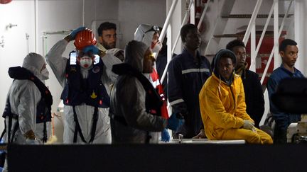 Des migrants rescap&eacute;s venant de Libye arrivent au port de Catane en Italie le 20 avril 2015. (ALBERTO PIZZOLI / AFP)