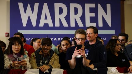 Des partisans d'Elizabeth Warren attendent les résultats des caucus démocrates à Des Moisnes, dans l'Iowa, le 3 février 2020. (CHIP SOMODEVILLA / GETTY IMAGES NORTH AMERICA / AFP)