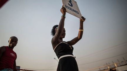 pour Roger Junior Loutomo, à l'origine de cette soirée un peu spéciale et qui arbitre lui-même les combats, il n’en est rien. Il explique: «La boxe est symbole de paix! Quand deux boxeurs combattent, ils s'embrassent après, quel que soit le vainqueur, c'est le message qu'on veut faire passer.» (MARCO LONGARI / AFP)