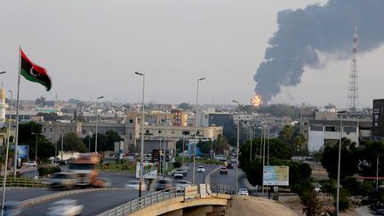 &nbsp; (Depuis ce week-end, des réservoirs de carburant sont en feu, à Tripoli © MaxPPP)