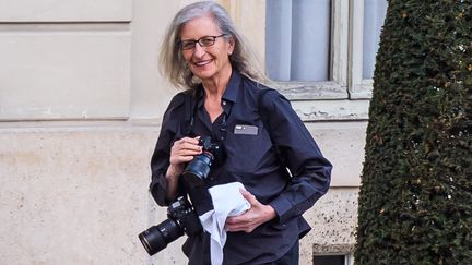 Annie Leibovitz dans la cour de l'Elysée, alors que le président Macron reçoi la chancelière allemande Angela Merkel, le 16 mars 2018 (CHRISTOPHE PETIT TESSON / MAXPPP)