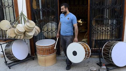 Chaque année, de nouveaux davul sont fabriqués et les anciens réparés.
 
Le tambour est constitué d’un cylindre à deux faces, la plupart du temps en bois de bouleau,  de noyer ou de châtaignier. Quelquefois, certains fûts sont en métal. Son diamètre peut varier de 50 à 90 centimètres.

L’une des faces est en peau de chèvre, l’autre le plus souvent en peau de vache. (AFP / Evrim Aydin / Anadolu Agency)