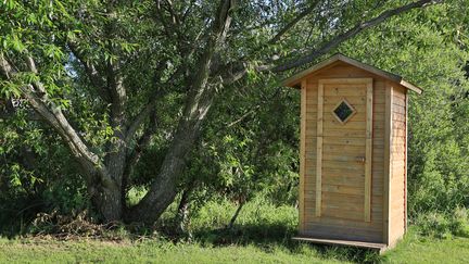 &nbsp; (Les toilettes au fond du jardin © Fotolia)