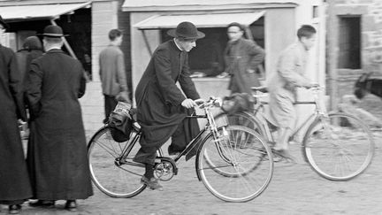 Le célèbre réalisateur est aussi photographe. Il y a 60 ans, il a parcouru l'Espagne. Ses images fixes montrent un pays à peine reconnaissable, dans sa pauvreté et la répression qu'il subissait et aussi dans sa culture et ses traditions (à Segovia, à La Cárcel. Centro de Exposición). Ici, Carlos Saura. Sanabria
 (Carlos Saura)