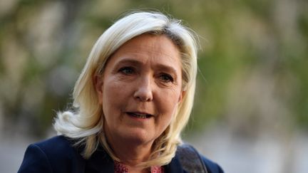 Marine Le Pen, présidente du groupe parlementaire RN, après une rencontre avec la Première ministre à Matignon. Paris, le 29 juin 2022. (JULIEN DE ROSA / AFP)