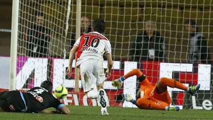 Le Monégasque Bernardo Silva trompe Steve Mandanda (VALERY HACHE / AFP)