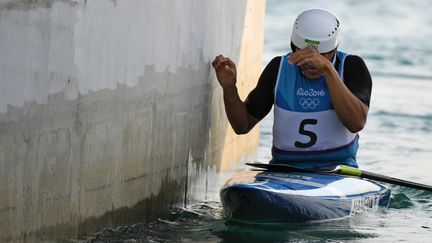 Le Japonais Takuya Haneda en pleurs après avoir remporté la médaille de bronze lors de la finale du canoë slalom, aux JO&nbsp;de Rio. (OLIVIER MORIN / AFP)