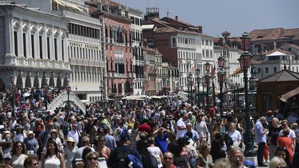 Des touristes se promènent dans Venise, en Italie, le 8 juin 2019.&nbsp; (MIGUEL MEDINA / AFP)