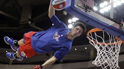 Un basketteur des 76ers de Philadelphie en pleine d&eacute;monstration &agrave; la mi-temps du match opposant son &eacute;quipe aux Clippers de Los Angeles &agrave; Philadelphie (Pennsylvanie), le 11 f&eacute;vrier 2013. (TIM SHAFFER / REUTERS)