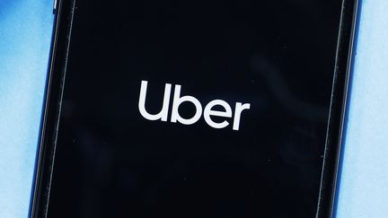 Le logo de l'application Uber sur smartphone. (KYODO / MAXPPP)