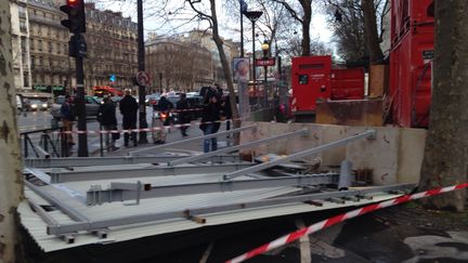 Un panneau publicitaire s'est envolé, lundi 8 février 2016, porte Maillot à Paris, dans le 16e arrondissement, blessant gravement deux personnes. (JEAN-BAPTISTE JACQUET / FRANCE 2)