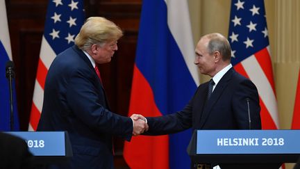 Donald Trump et Vladimir Poutine lors d'une conférence de presse commune, lundi 16 juillet à Helsinki (Finlande). (YURI KADOBNOV / AFP)