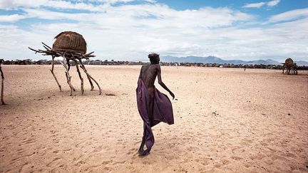 En 2008, pour la première fois dans l’histoire de l’Humanité, la population urbaine dépassait la population rurale. Les catastrophes liées au climat sont, selon certains climatologues, en nette progression. Alors que les zones rurales se vident, les centres urbains connaissent un accroissement constant des populations, présageant une crise humanitaire sans précédent. Selon les prévisions des Nations Unies et de l’Organisation Internationale pour les Migrations, ces déplacés «environnementaux» seront 200 millions en 2050.
 
 
 
 (Alessandro Grassani /La Gacilly)