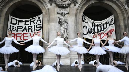 Les danseurs de l'Opéra de Paris se produisent devant le palais Garnier, à Paris, contre le projet de&nbsp;réforme des retraites,&nbsp;le 24 décembre 2019. (STEPHANE DE SAKUTIN / AFP)