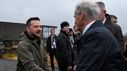 Le président ukrainien Volodymyr Zelensky serre la main du Premier ministre norvégien lors d'un sommet en Islande avec les dirigeants des pays nordiques, le 28 octobre 2024. (HALLDOR KOLBEINS / AFP)