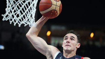 Terry Tarpey part au dunk&nbsp;lors de la&nbsp;demi-finale de l'Eurobasket contre la Pologne, le 16 septembre 2022 à Berlin (SOEREN STACHE / AFP)