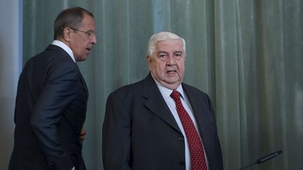 Le ministre russe des Affaires &eacute;trang&egrave;res, Sergue&iuml; Lavrov, et son homologue syrien, Walid Mouallem, le 9 septembre 2013 &agrave; Moscou (Russie). (IVAN SEKRETAREV / AP / SIPA )