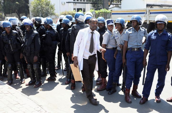 Un médecin parlemente avec la police lors d'une manifestation à Harare la capitale du Zimbabwe, le 16 septembre 2019. (SIPHIWE SIBEKO / X90069)