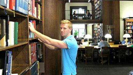 Gay et progressiste, David, 23 ans, a tout pour soutenir Barack Obama. Mais il juge s&eacute;v&egrave;rement le bilan du pr&eacute;sident. Le jeune dipl&ocirc;m&eacute; n'est pas s&ucirc;r d'aller voter. (MARION SOLLETTY / FRANCETV INFO)