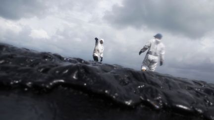 Des soldats nettoient la plage d'Ao Prao &agrave; Koh Samet (Tha&iuml;lande) touch&eacute;e par une mar&eacute;e noire, le 30 juillet 2013. (ATHIT PERAWONGMETHA / REUTERS)