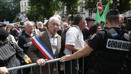 Bousculade enter policiers el des maires des communes rurales de France qyui manifestent devant l'Assembl&eacute;e nationale, le 24 juin 2015 (  MAXPPP.)