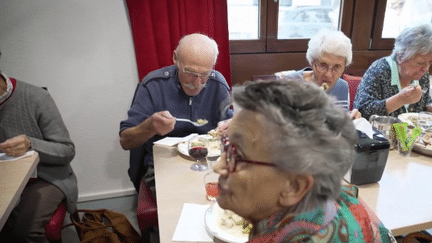 À Annecy (Haute-Savoie), cinq restaurants sont réservés aux seniors. Ces dispositifs leur permettent de manger équilibré à petit prix et de maintenir un lien social précieux. Reportage, dans le cadre de la rubrique "Une idée pour la France". (France 2)