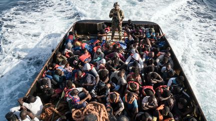 Un garde-côte libyen lors du sauvetage de 147 migrants qui tentaient d'atteindre clandestinement l'Europe en franchissant la Méditerranée, le 27 juin 2017 au large de la ville de Zawiyah (Libye). Selon l'ONU,&nbsp;3 116 personnes sont mortes en tentant cette traversée lors de cette année. (TAHA JAWASHI / AFP)