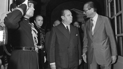 Raymond Barre succède à Jacques Chirac au poste de Premier ministre de Valéry Giscard d'Estaing, le 27 août 1976 (AFP)