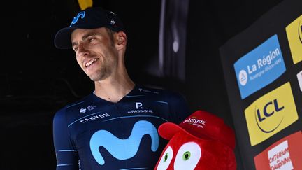 L'Espagnol Carlos Verona sur le podium après sa victoire sur la septième étape du Critérium du Dauphiné, le 11 juin 2022. (MARCO BERTORELLO / AFP)