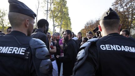 Des manifestants protestants contre un film anti-islmam sont encercl&eacute;s par les forces de l'ordre le 15 septembre 2012 &agrave; Paris. (KENZO TRIBOUILLARD / AFP)