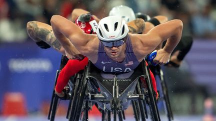 L'alignement parfait. Cette photo a été prise le 30 août, lors de la première série du 5 000 m (catégorie T54), au Stade de France. C'est l'Américain Brian Siemann qui mène la danse. (BOB MARTIN / AFP)