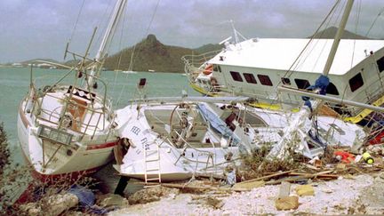 Des bateaux détruits à St-Martin, le 7 septembre 1995 après le passage de l'ouragan Luis. (SYLVRE SELBONNE / AFP)