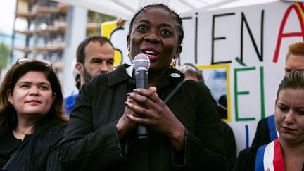 La députée LFI Danièle Obono devant le tribunal judiciaire de Paris, le 23 juin 2021, avant le procès en première instance de "Valeurs actuelles",&nbsp;pour injure publique à caractère raciste. (NOEMIE COISSAC / HANS LUCAS / AFP)