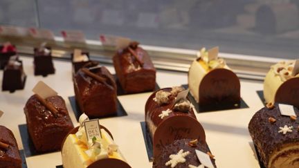 Les fêtes de fin d’année représentent près de 25 % du chiffre d'affaires des pâtisseries et 40 % pour les chocolatiers. Le cacao, le sucre et le beurre sont des matières premières dont le prix est en hausse, ce qui a des conséquences sur les prix des bûches de Noël. (France 2)