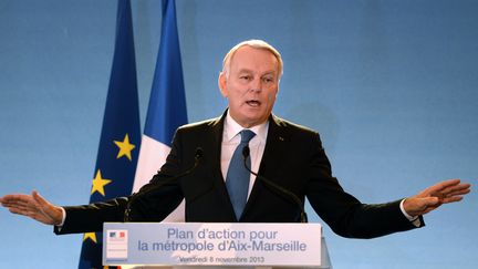 Le Premier ministre Jean-Marc Ayrault annonce le plan "exceptionnel" du gouvernement pour Marseille, dans la cit&eacute; phoc&eacute;enne, le 8 novembre 2013. (ANNE-CHRISTINE POUJOULAT / AFP)