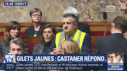 Le député sans étiquette Jean Lassalle a revêtu un gilet jaune à l'assemble nationale, mercredi 21 novembre. (BFMTV)