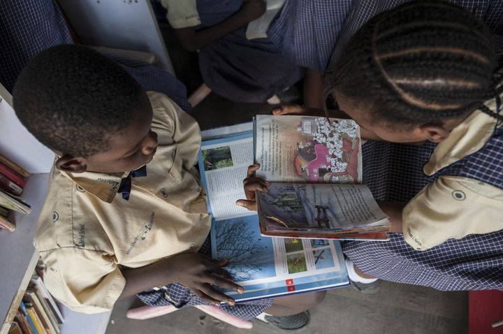 A l'intérieur du bibliobus nigérian, "I read".
 (STEFAN HEUNIS / AFP)