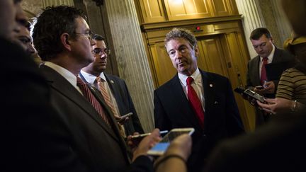 Le s&eacute;nateur Rand Paul (C) s'adresse &agrave; la presse apr&egrave;s avoir r&eacute;ussi &agrave; bloquer le renouvellement de l'autorisation l&eacute;gale de la surveillance t&eacute;l&eacute;phonique de la NSA, le 31 mai 2015 &agrave; Washington (Etats-Unis). (DREW ANGERER / GETTY IMAGES NORTH AMERICA / AFP)