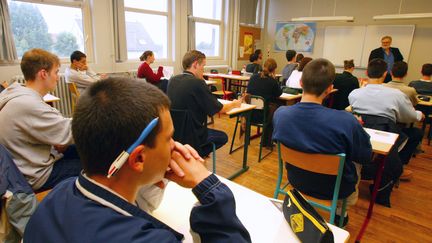 Des lycéens attendent la distribution des sujets lors d'une épreuve du baccalauréat, Pontoise, 2002. (PIERRE VERDY / AFP)