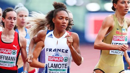 La Française de 28 ans Rénelle Lamote a décroché la médaille d'argent du 800 m dames ce samedi soir (en 1'59''49). La tricolore, aux anges à l'arrivée, a seulement été devancée par la Britannique Keely Hodgkinson, grande favorite de l'épreuve. La Polonaise Anna Wielgosz a, elle, complété le podium.