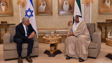 Le ministre des Affaires étrangères israélien&nbsp;Yair Lapid (gauche) et le ministre d'État aux Émirats arabes unis&nbsp;Ahmed Al Sayegh (droite) se rencontrent à Abu Dhabi, le 29 juin 2021. (HANDOUT / MAXPPP)