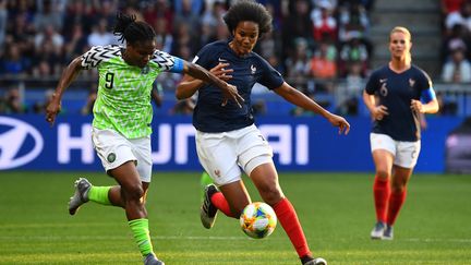 La joueuse nigériane Desire Oparanozie et la défenseuse française Wendie Renard, lors du match&nbsp;de Coupe du monde féminine de football opposant la France au Nigeria, le 17 juin 2019 au Roazhon Park de Rennes (Ille-et-Vilaine).&nbsp; (FRANCK FIFE / AFP)