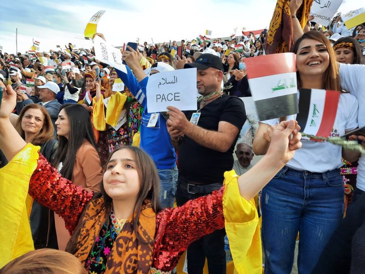 La foule attend le pape dans le stade d'Erbil; (BRUCE DE GALZAIN / RADIO FRANCE)