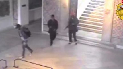 &nbsp; (Capture d'écran de la vidéo diffusée par le ministère de l’Intérieur tunisien montrant les terroristes dans le musée du Bardo, le 18 mars. © AP)